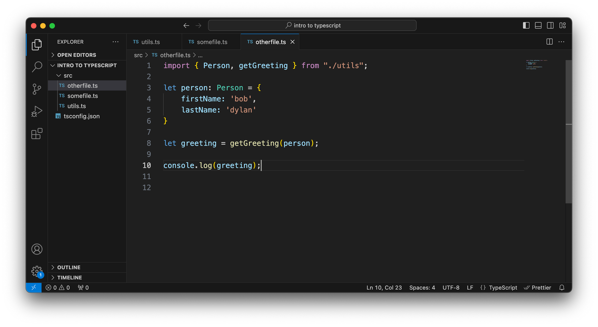 VS Code con otro archivo TypeScript llamando a nuestra función previamente definida. Esta vez no incrustamos el argumento de la función, sino que creamos una nueva variable para ello. Al establecer el tipo de este argumento, reutilizamos el tipo 'Person' definido anteriormente.