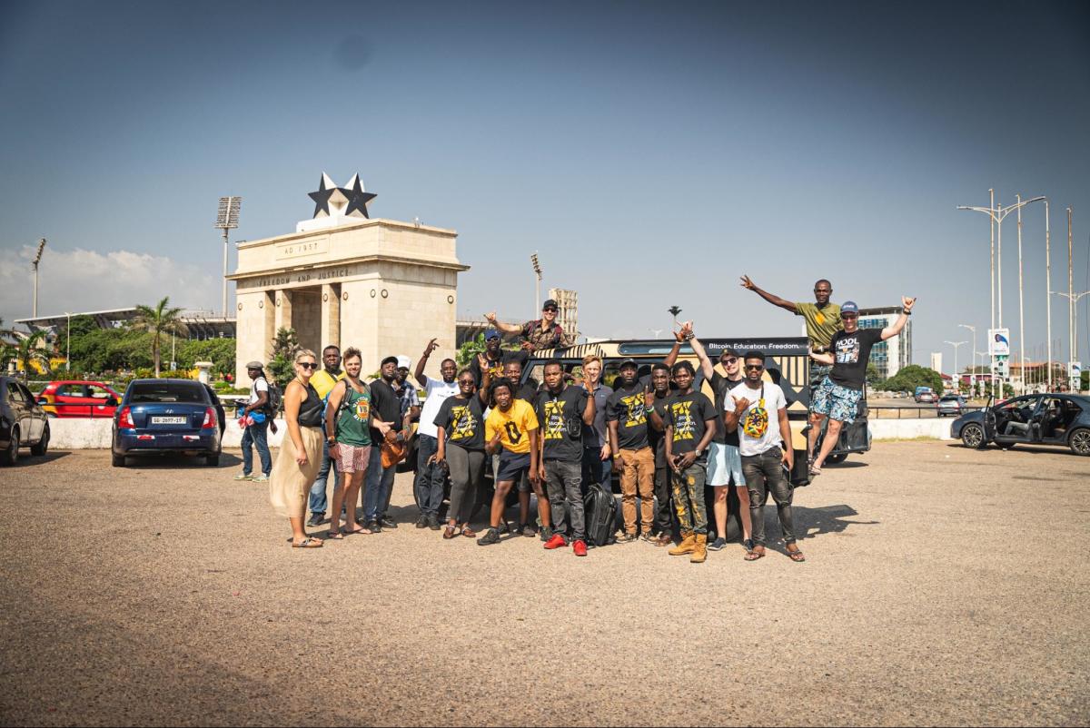 比特币小巴西非被一群热情的比特币爱好者包围在加纳阿克拉布莱克星广场。