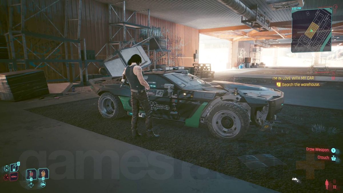 Машина Cyberpunk 2077 Ken Block Jonny Silverhand рассматривает машину в складе