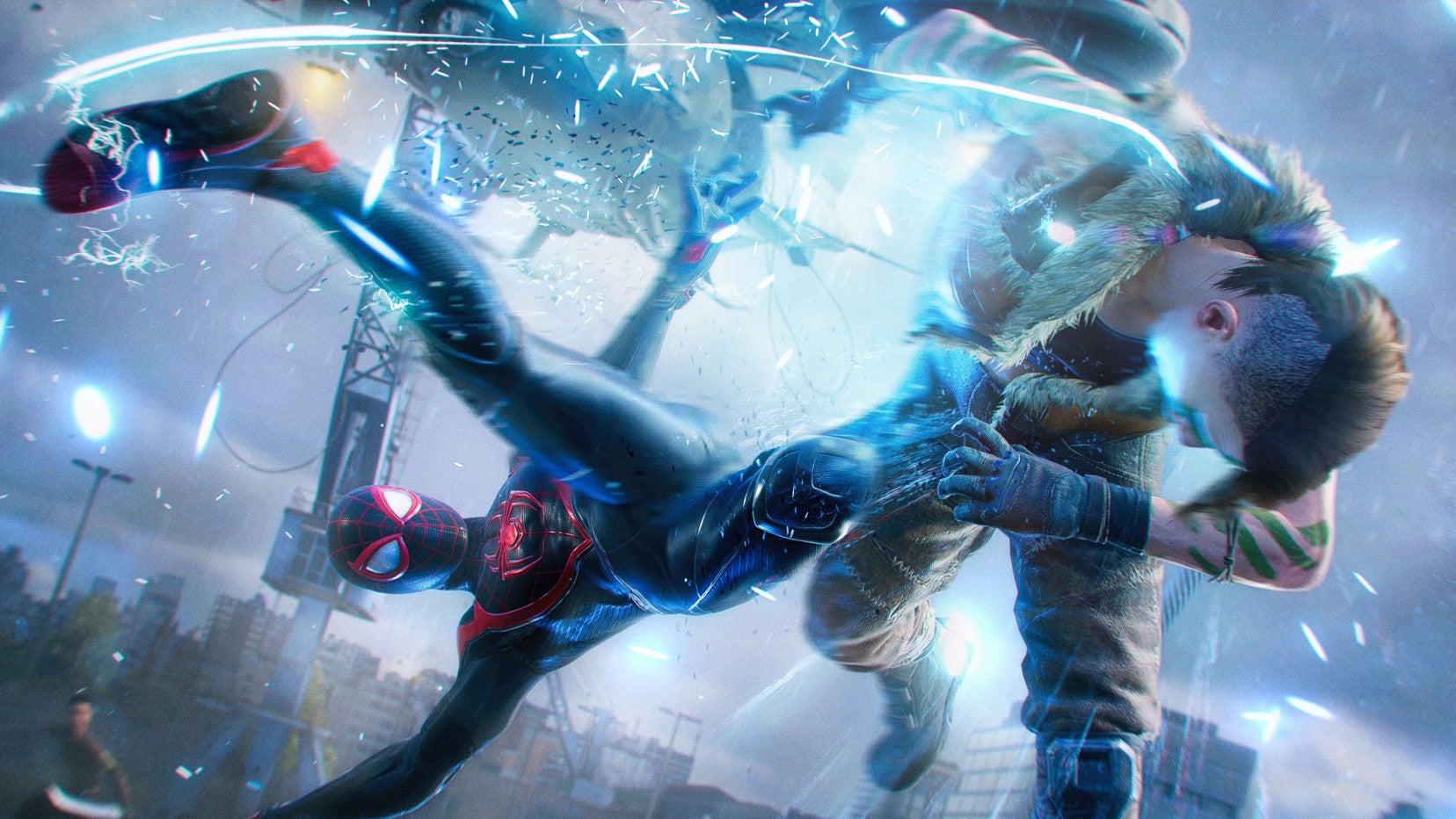 Miles Morales come Spider-Man in Marvel's Spider-Man 2 utilizzando le sue abilità di combattimento aereo per abbattere uno dei cacciatori di Kraven