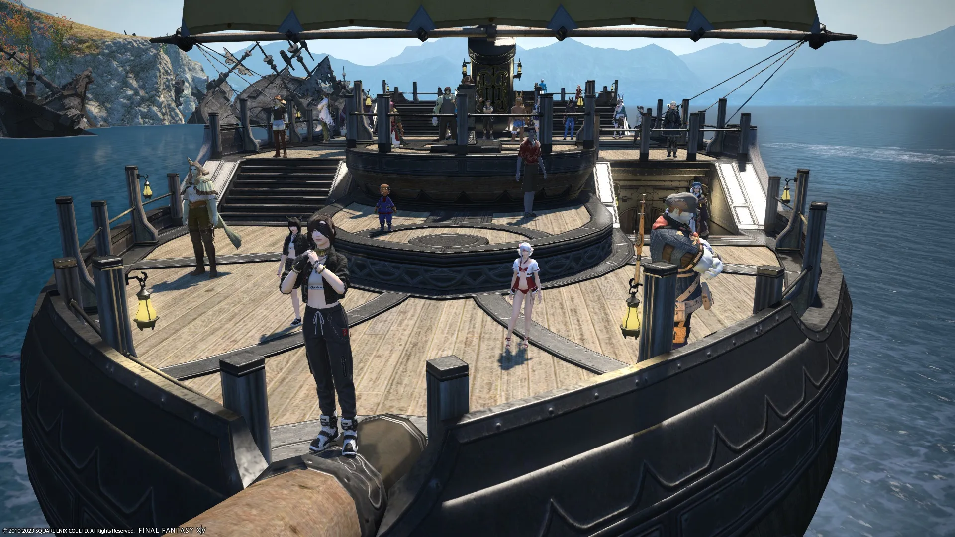 Final Fantasy 14 - Giocatori radunati su una nave per la pesca oceanica a FishFest