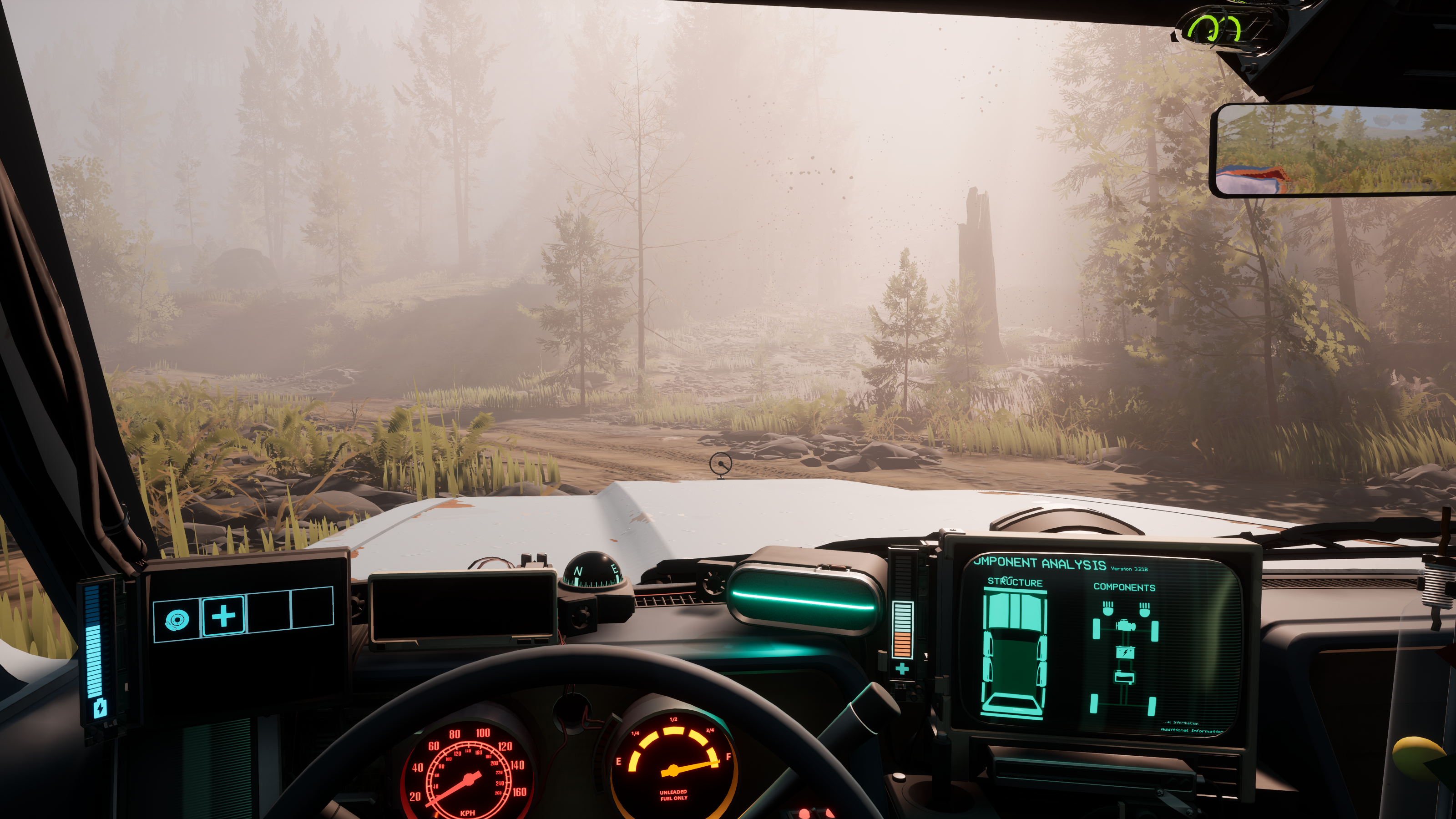 Aperçu de Pacific Drive - au volant, un tableau de bord assez high-tech avec un contour vert de la voiture affiché, avec vue sur une forêt brumeuse