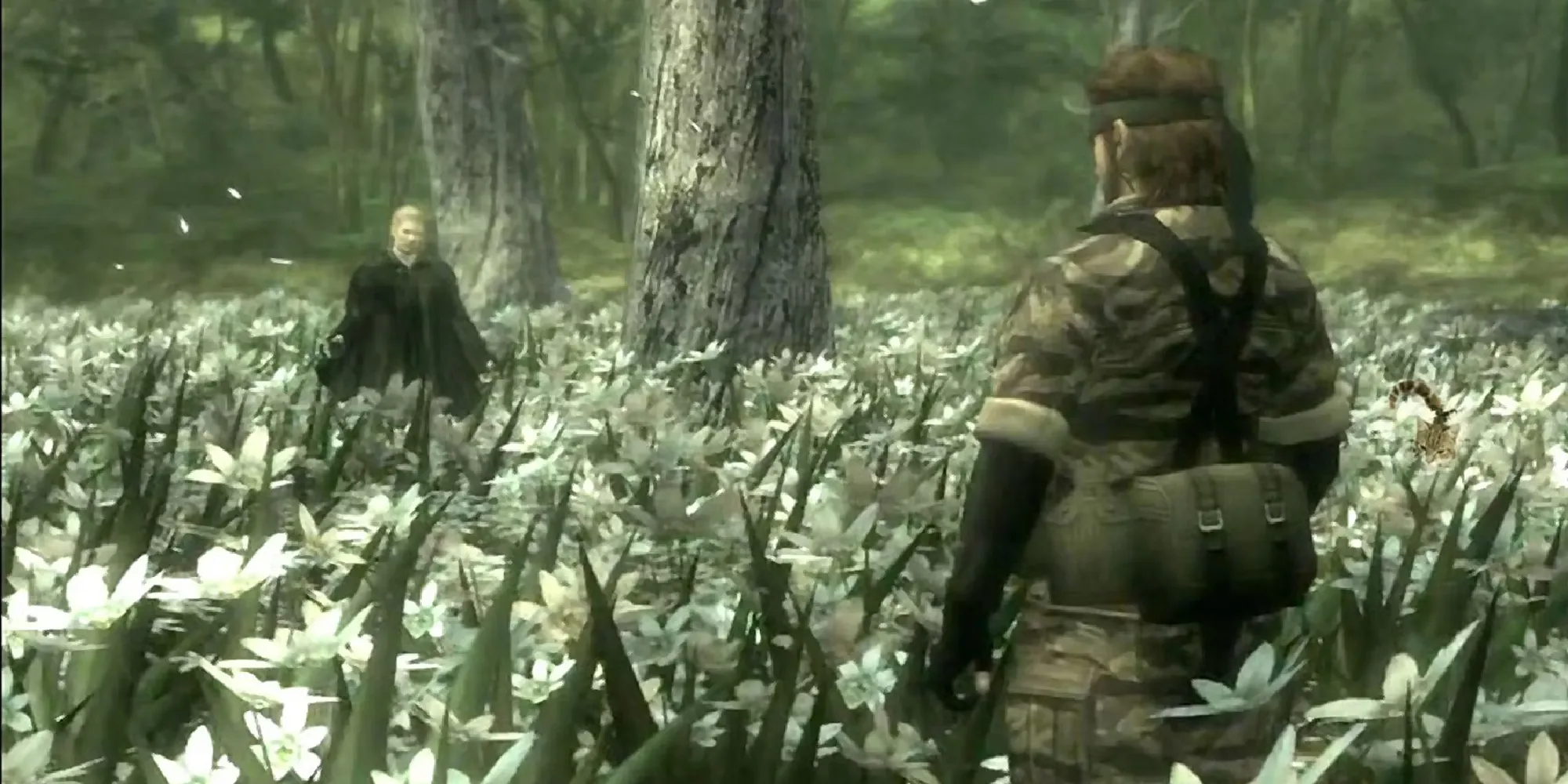 Snake y Boss enfrentándose en un campo de flores blancas.