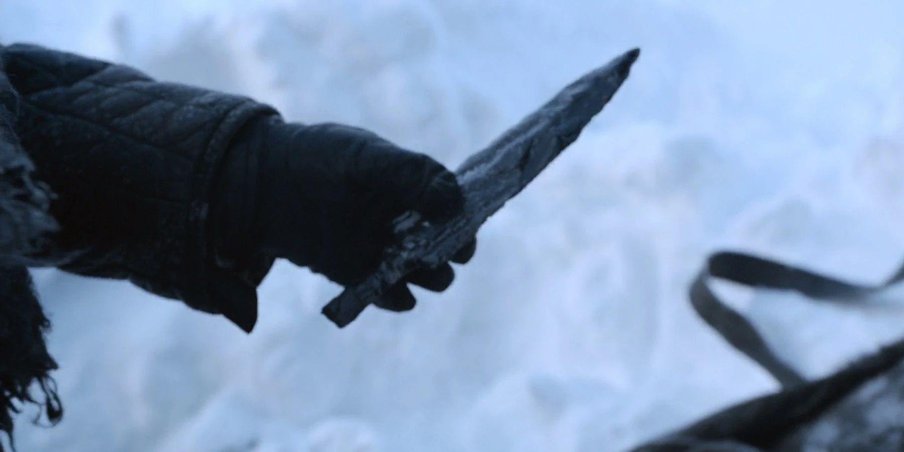 Game Of Thrones: una mano afferra una punta di lancia di Dragonglass