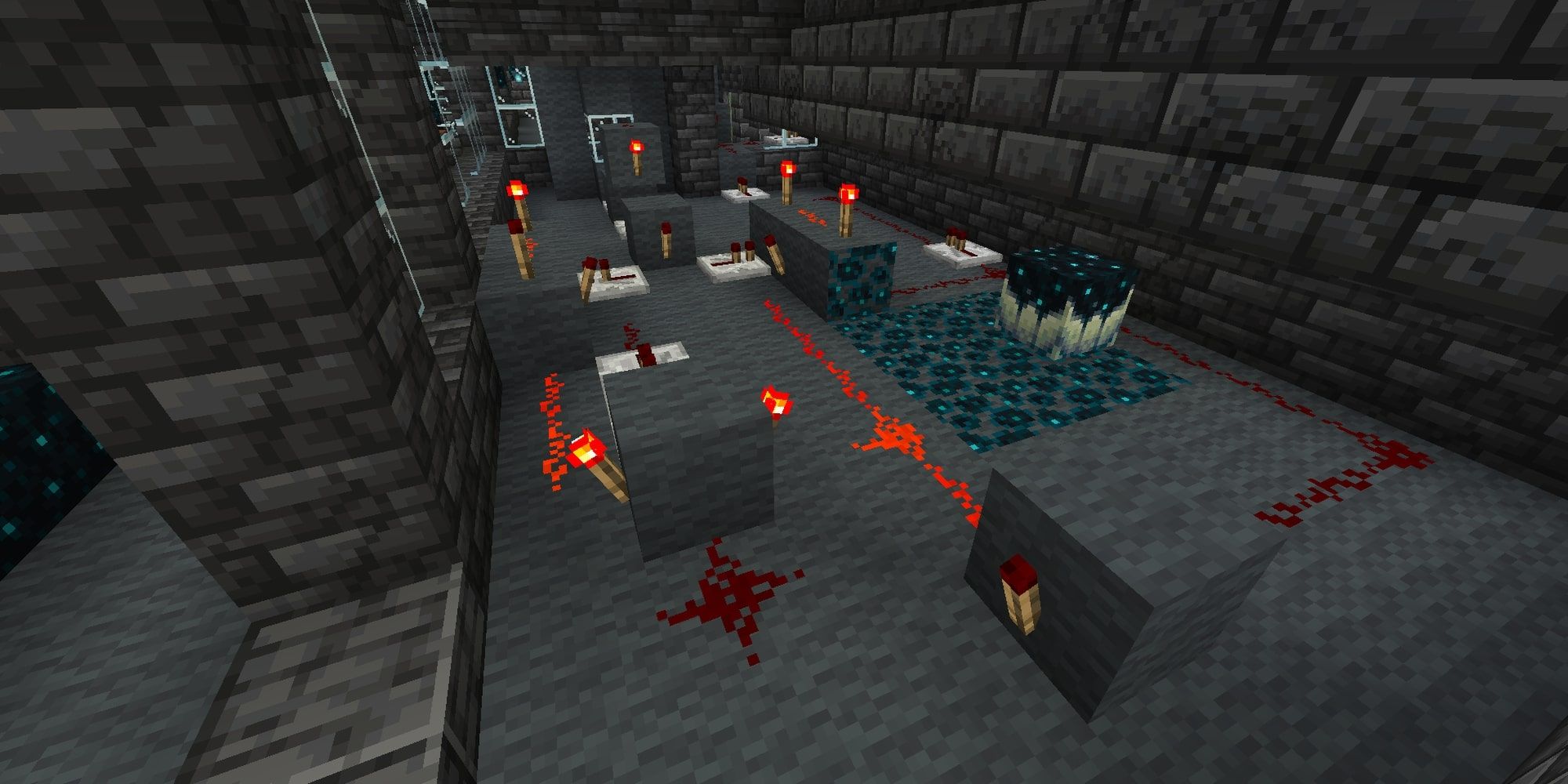 Механизм секретной двери комнаты с красным камнем в древнем городе Minecraft