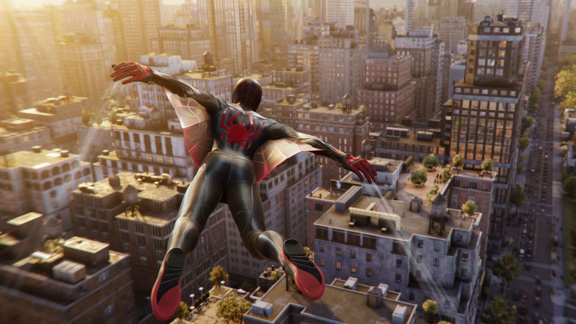 Майлз Моралес использует свои паутинные крылья, чтобы парить над Нью-Йорком, который озарен вечерним солнцем, на этом снимке из Spider-Man 2
