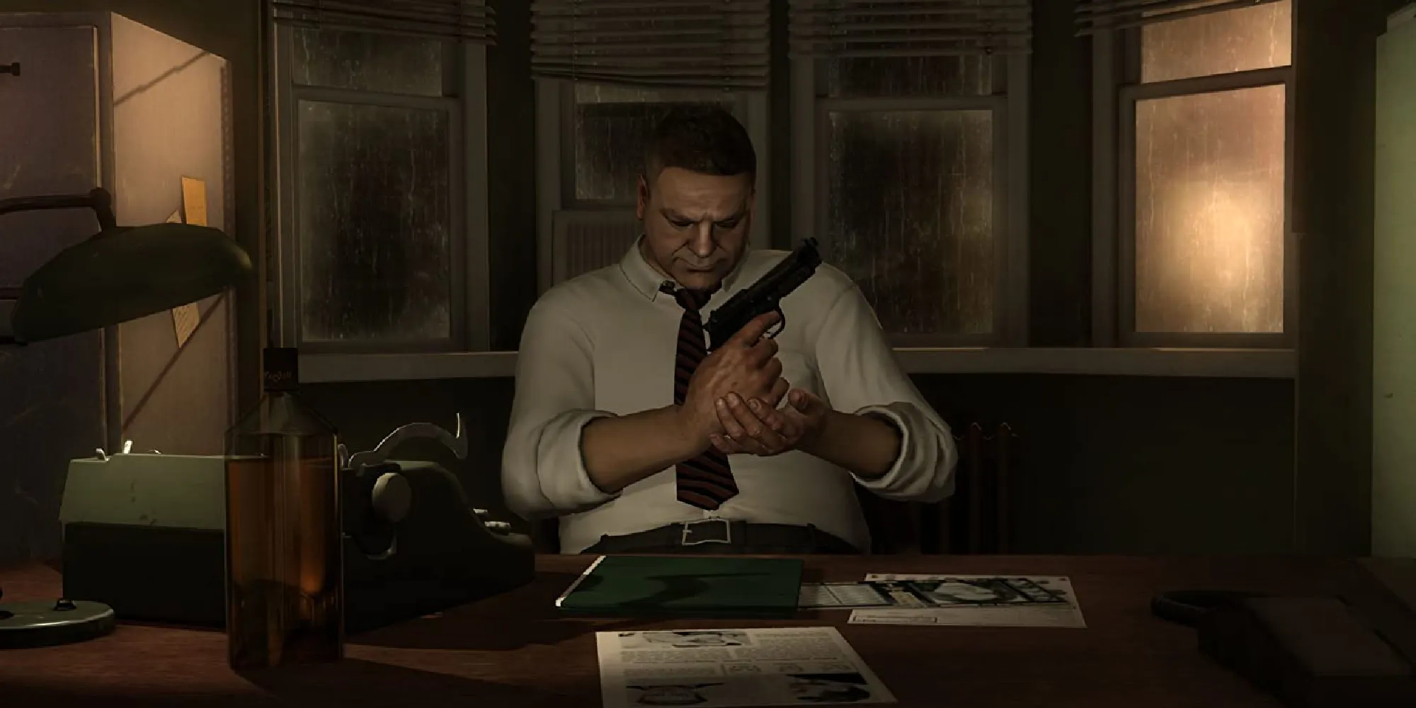 Scott Shelby seduto nel suo ufficio, tenendo una pistola, in Heavy Rain