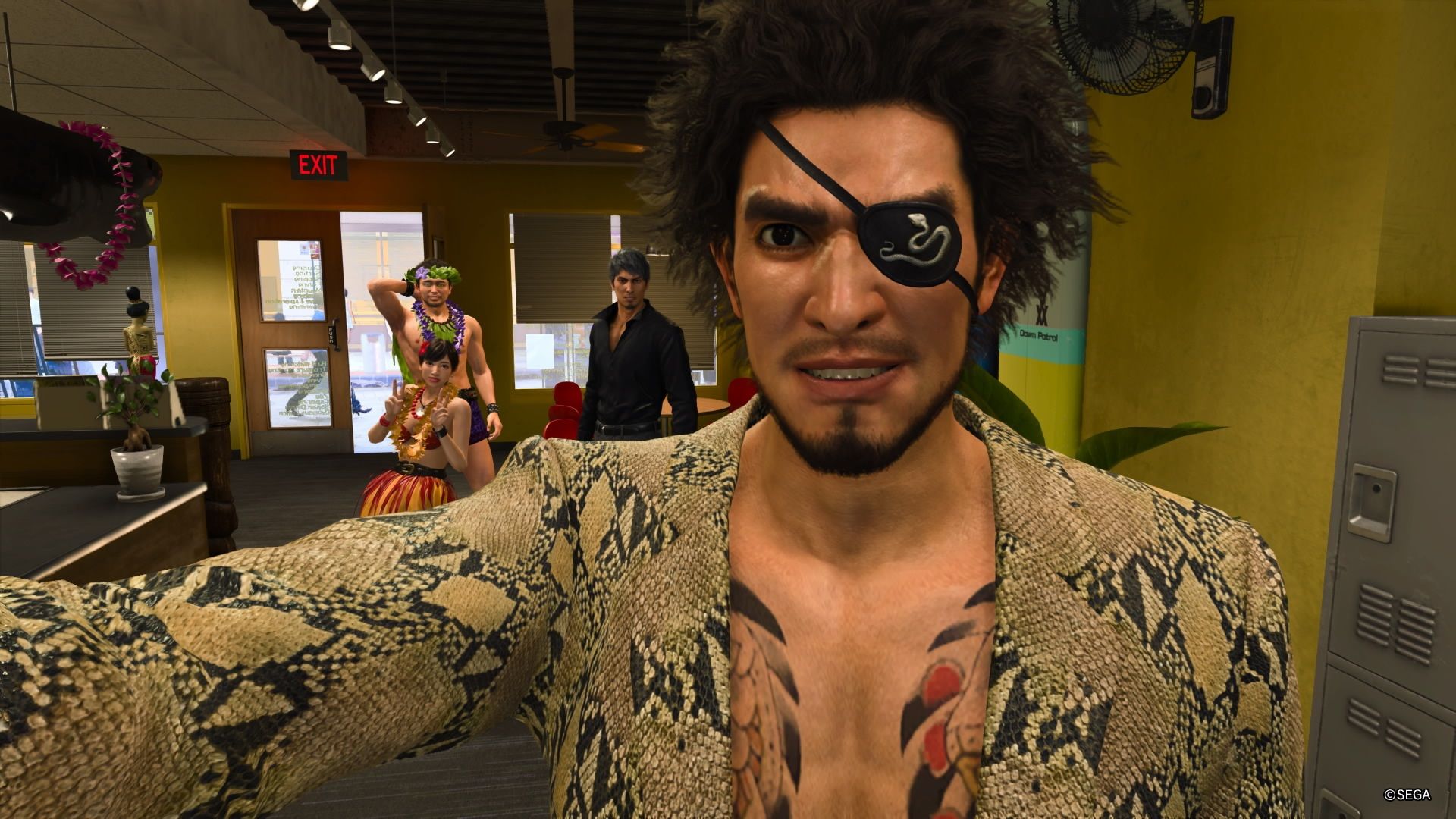 Un selfie de Kasuga et de son équipe chez Alo Happy alors qu'il porte la tenue de Majima Goro dans Like a Dragon Infinite Wealth