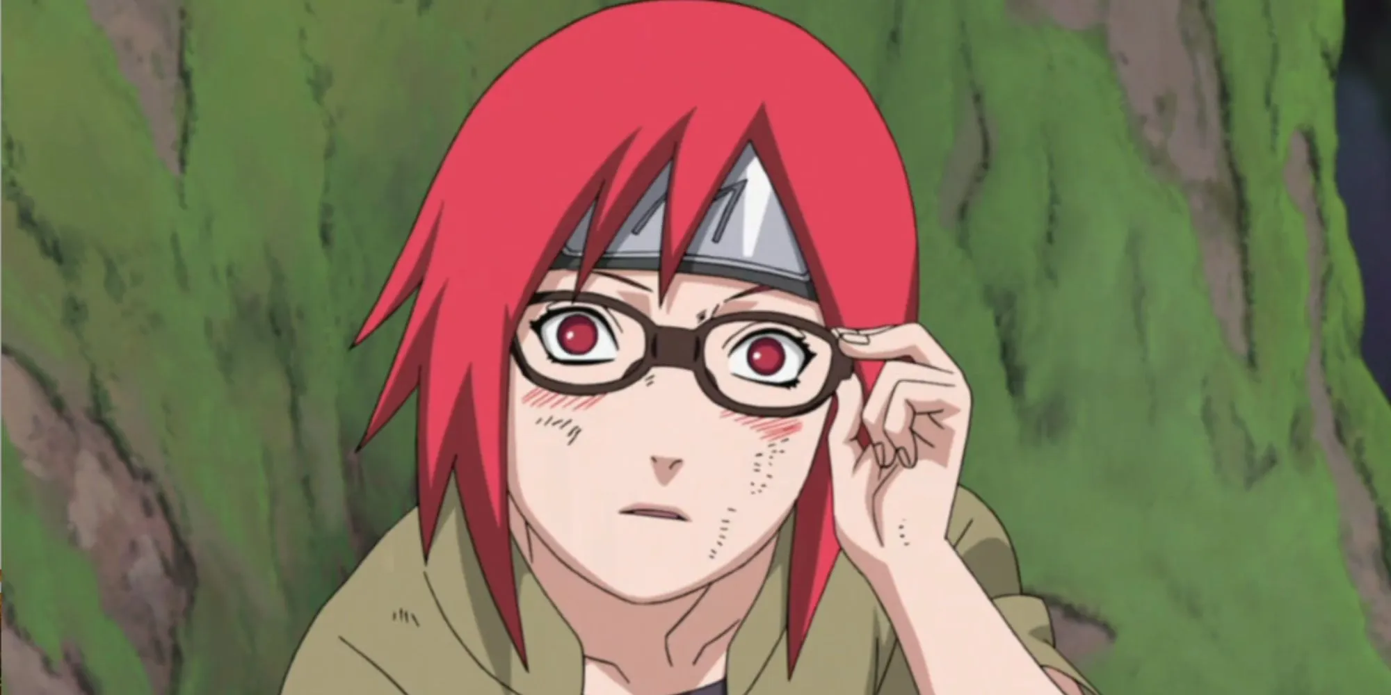 Karin une fille avec des cheveux rouges et des lunettes