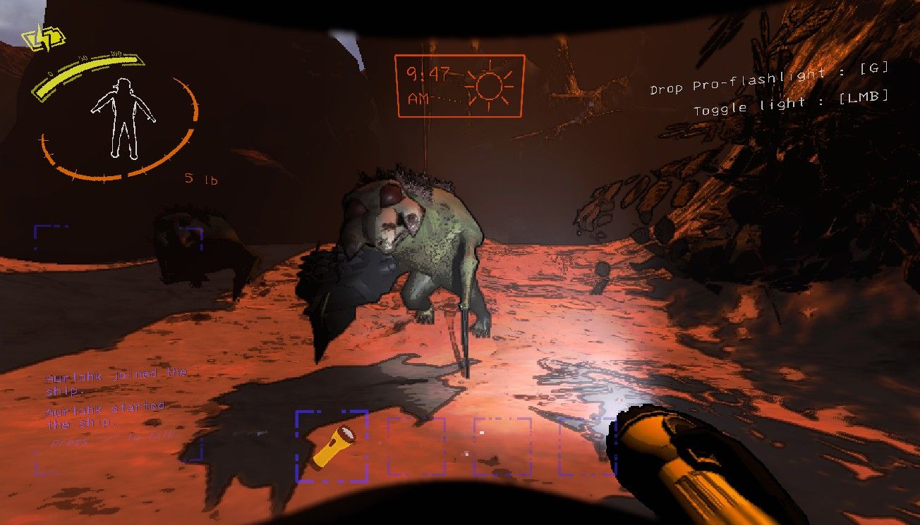 Personaggio giocatore che illumina con una pro-torcia un Baboon Hawk che tiene un motore V-8 durante un'eclissi in Lethal Company.