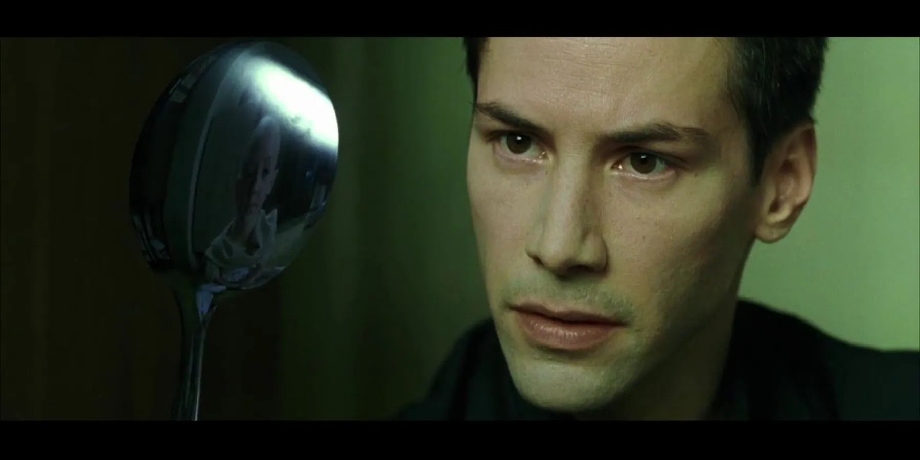 Neo (Keanu Reeves) et une cuillère dans The Matrix