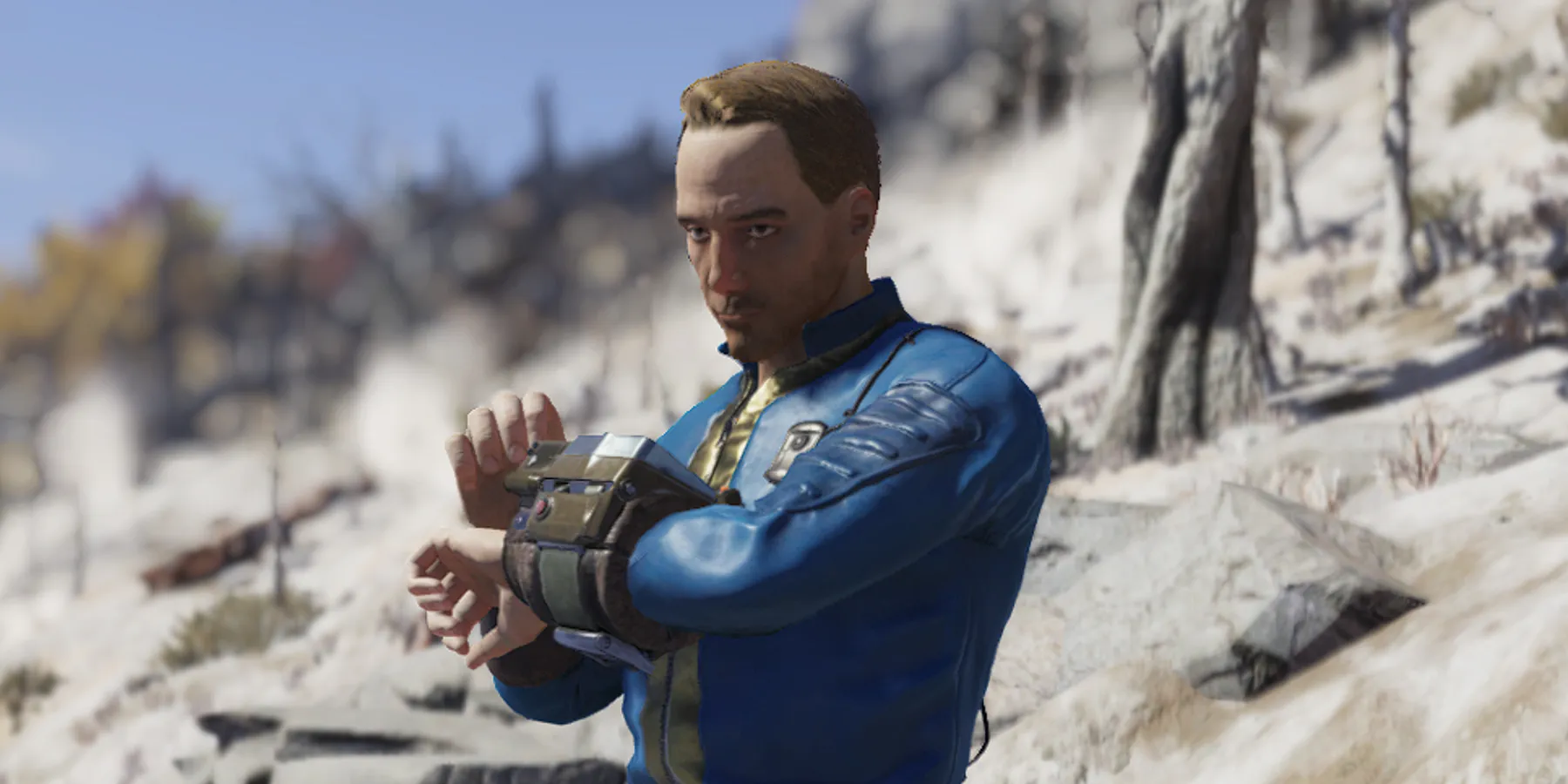 Jugador de Fallout 76 en traje de Vault Tech usando Pip Boy