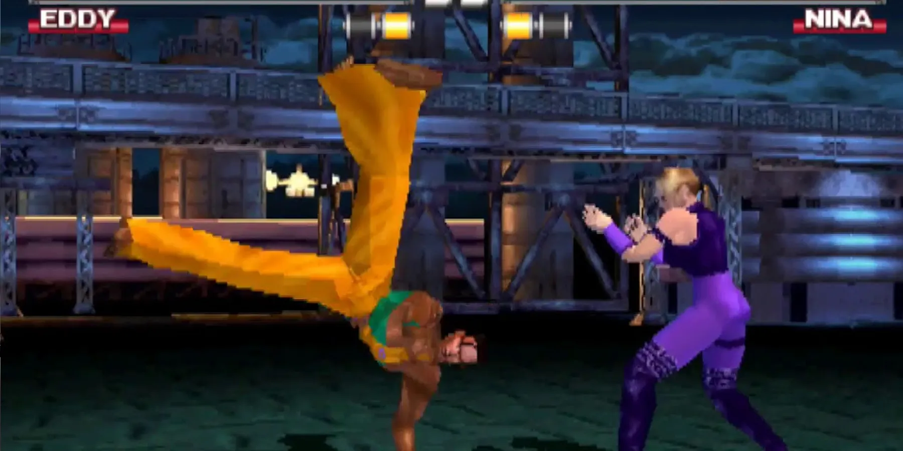 Tekken 3 Eddie атакует Нину