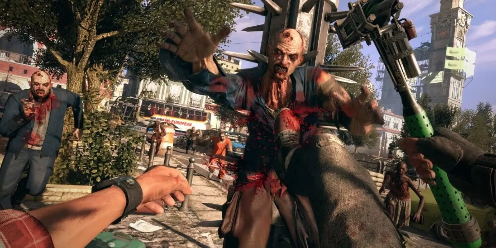 Jugador de Dying Light golpeando a un zombi contra un poste de púas