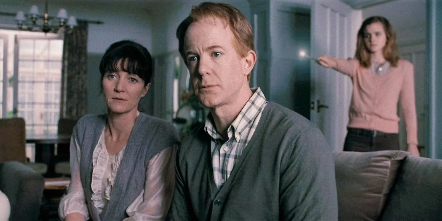 Los padres de Hermione, la Sra. y el Sr. Granger, con Hermione detrás de ellos en Harry Potter