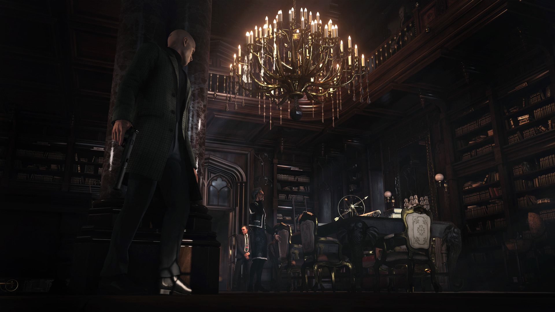 Снимок экрана из Hitman: World of Assassination, на котором показан Агент 47, преследующий цель в плохо освещенной комнате