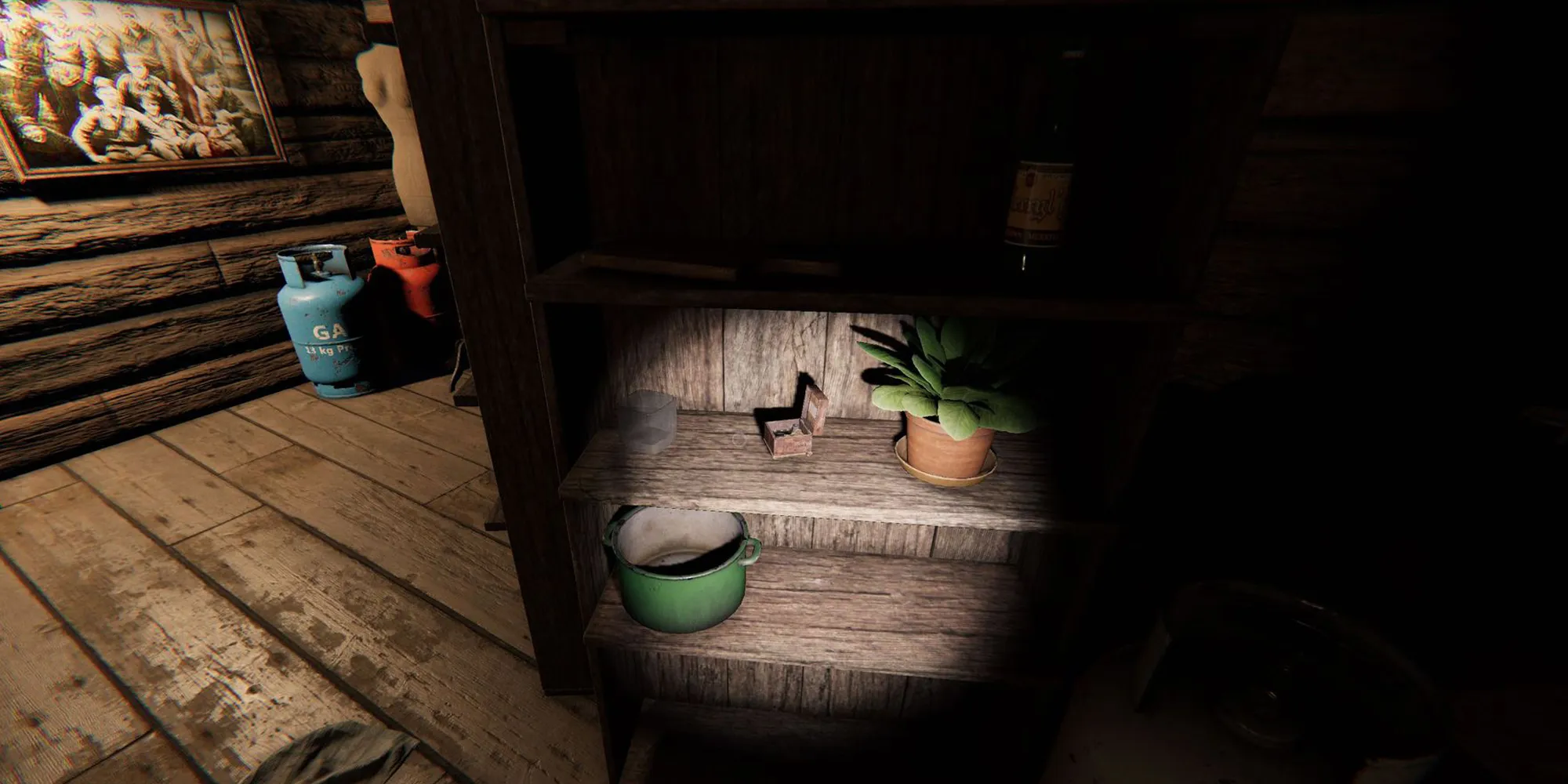 Изображение отображает музыкальную шкатулку на деревянной полке рядом с горшком с растением в фермерском доме Графтон в Phasmophobia.