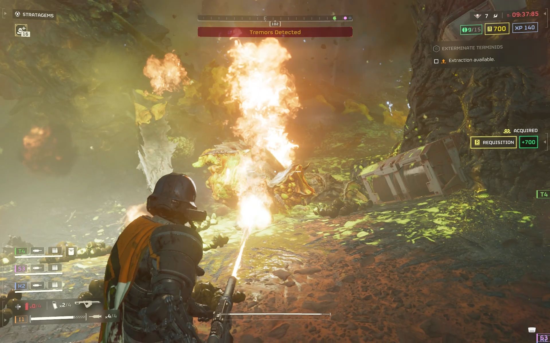 Un giocatore che brucia un sputafiele usando il setup del lanciaraggi in Helldivers 2