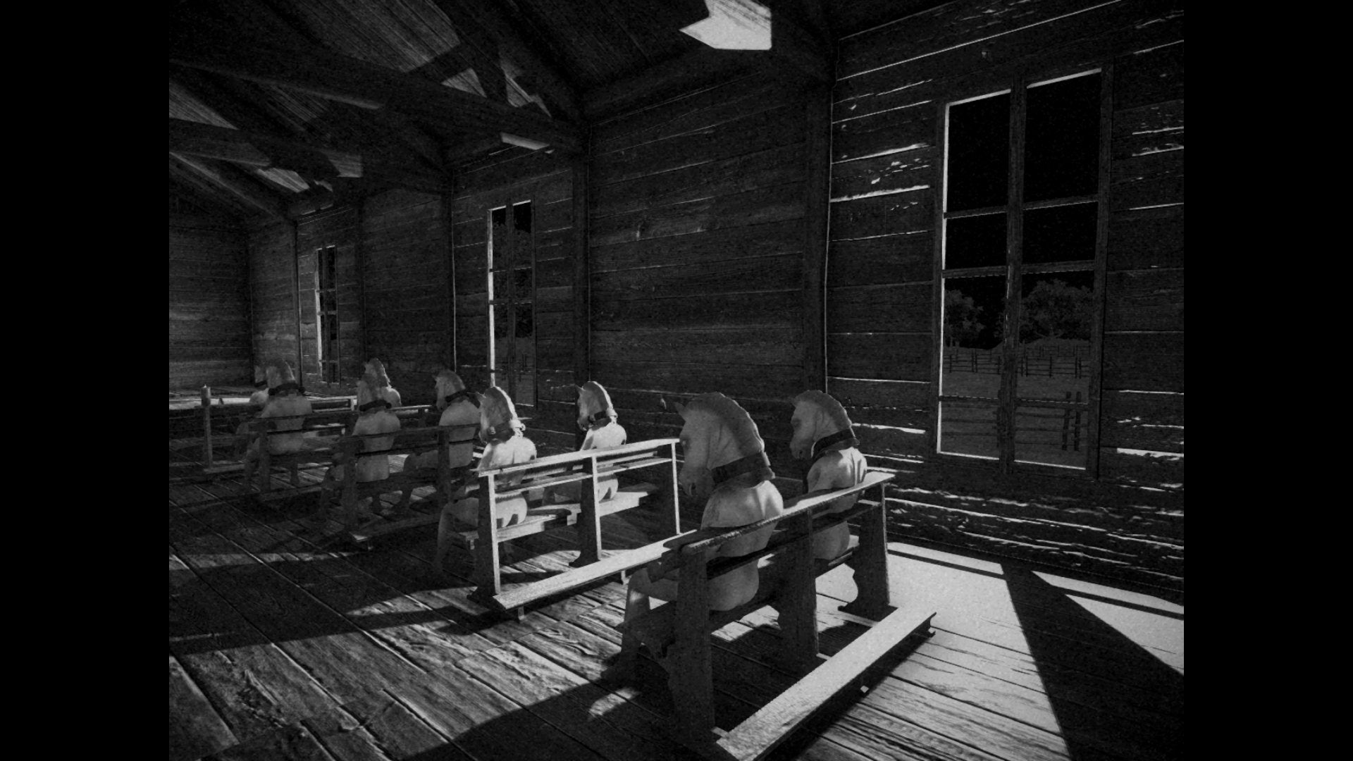 Une image granuleuse en noir et blanc montrant ce qui semble être l'intérieur d'une église en bois, où des rangées de petites chaises sont occupées par des personnes portant... des têtes de cheval.