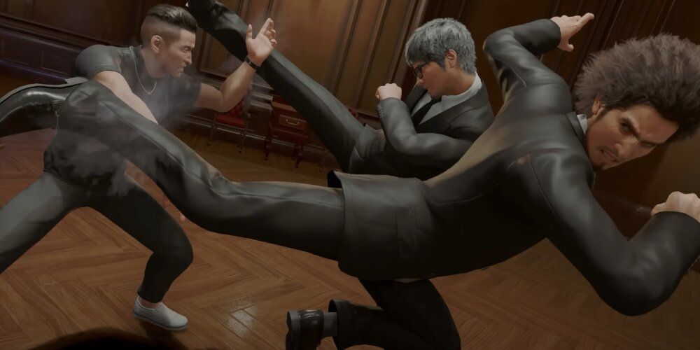 Ichiban y Kiryu golpeando a Wong Tou