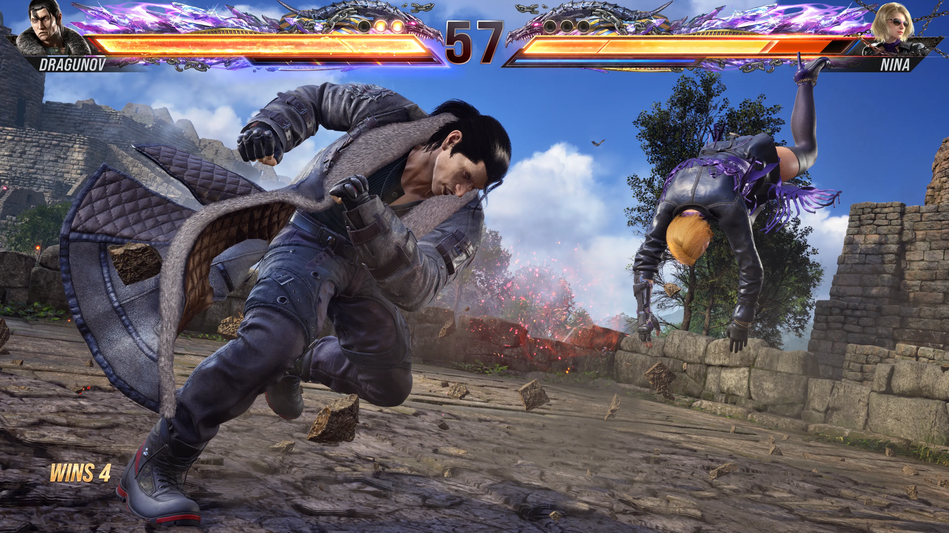 Dragunov exécutant son Smash Brûlant sur Nina dans Tekken 8