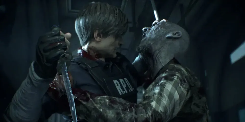 Leon usa un coltello per sfuggire a uno zombi