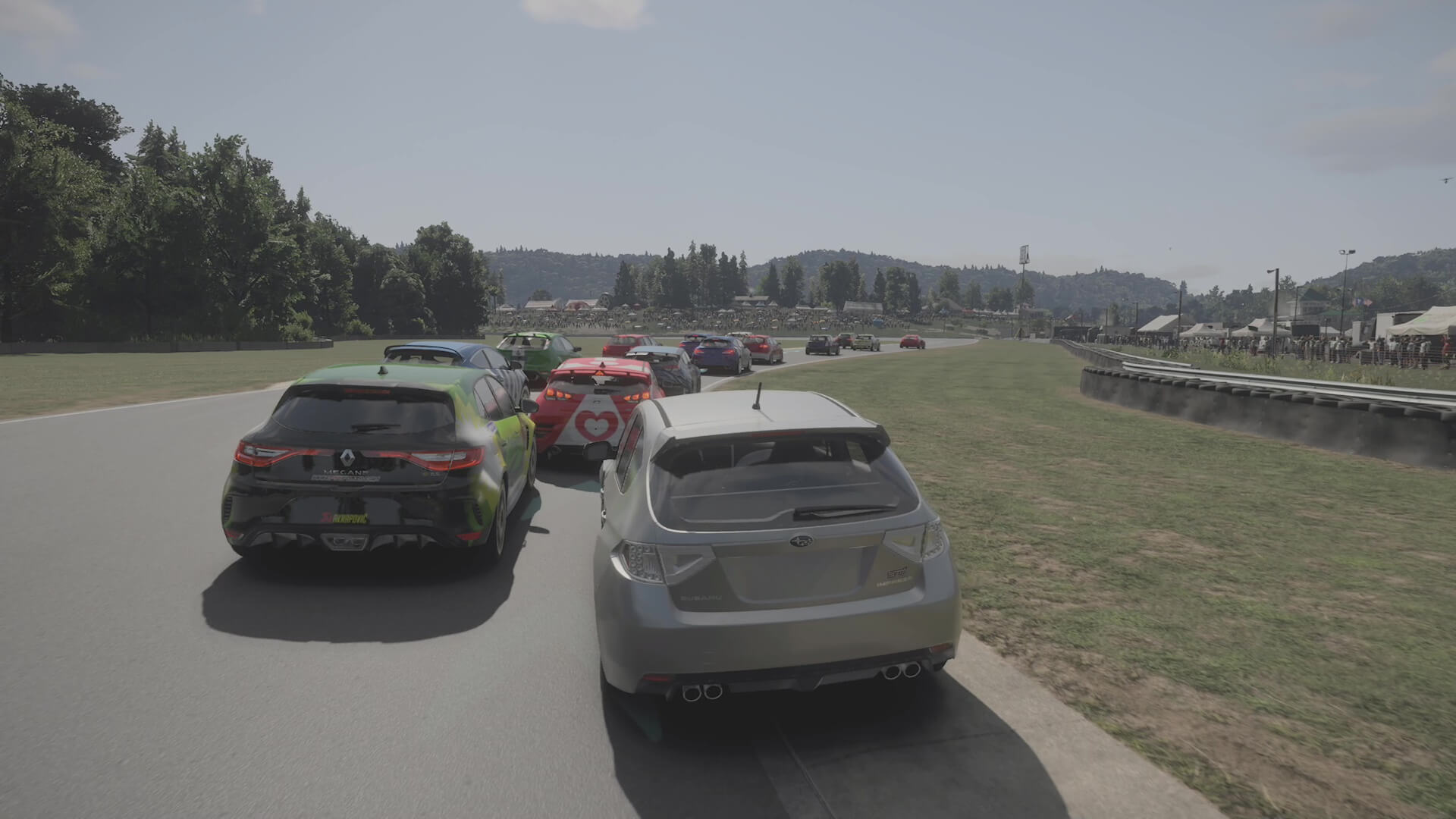 Forza Motorsport 스크린샷, 나무 배경에서 꺾이는 차들의 흐름을 보여줍니다.