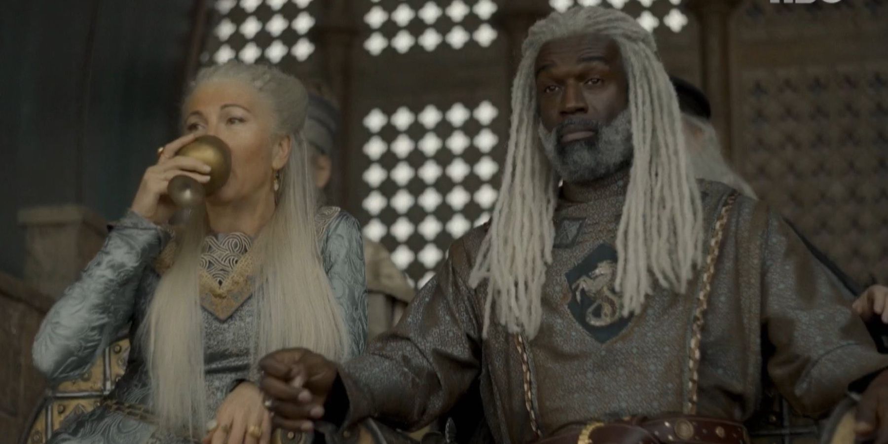 Rhaenys Targaryen e Corlys Velaryon guardano il torneo nella Casa del Drago