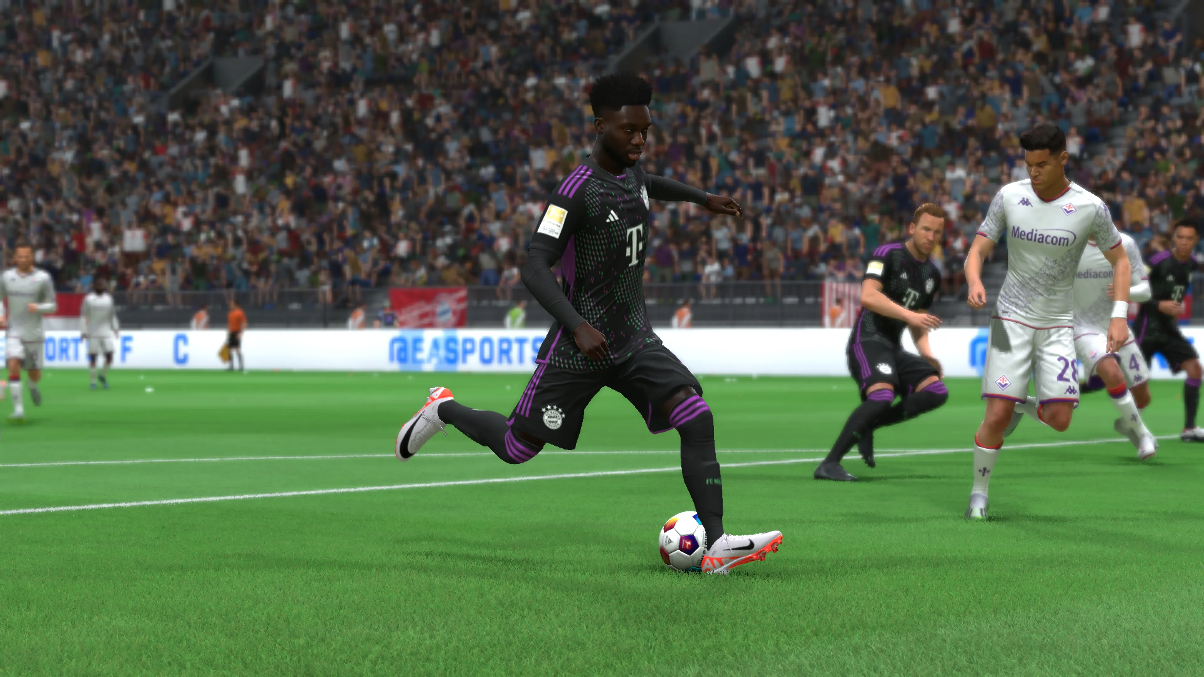 Un'istantanea del difensore del Bayern Monaco Alphonso Davies che tira in una partita contro la Fiorentina in EA Sports FC 24.