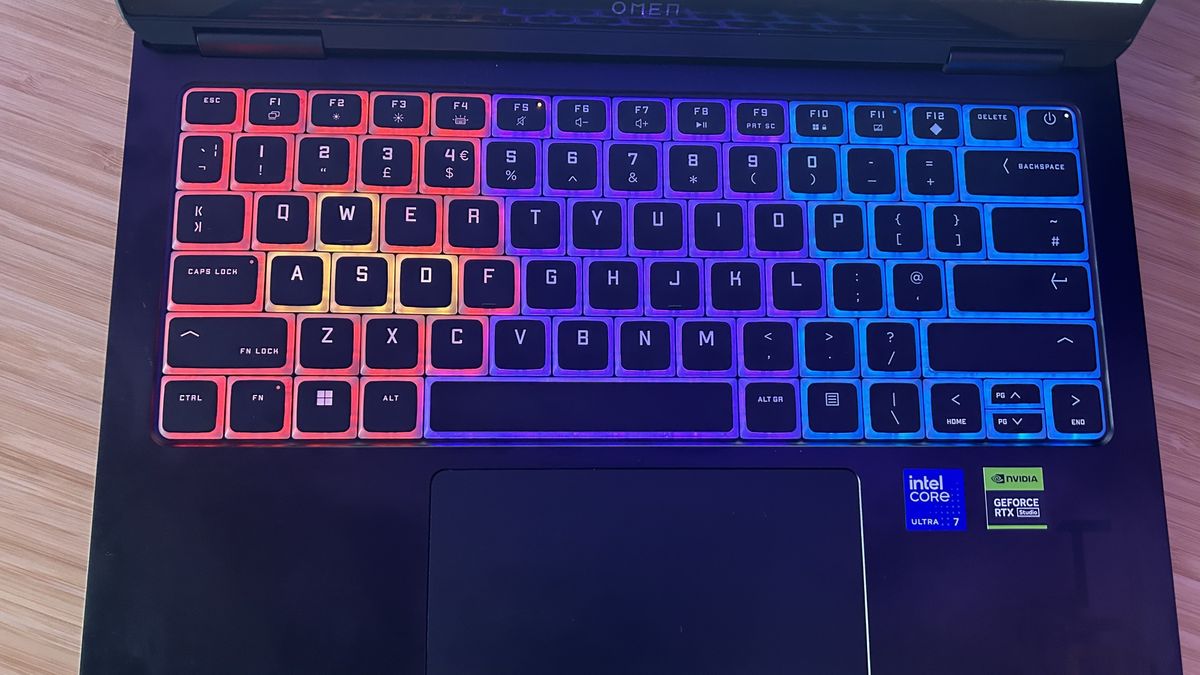 HP Omen Transcend 14ゲーミングノートパソコンのキーボード、RGBライティングが点灯している