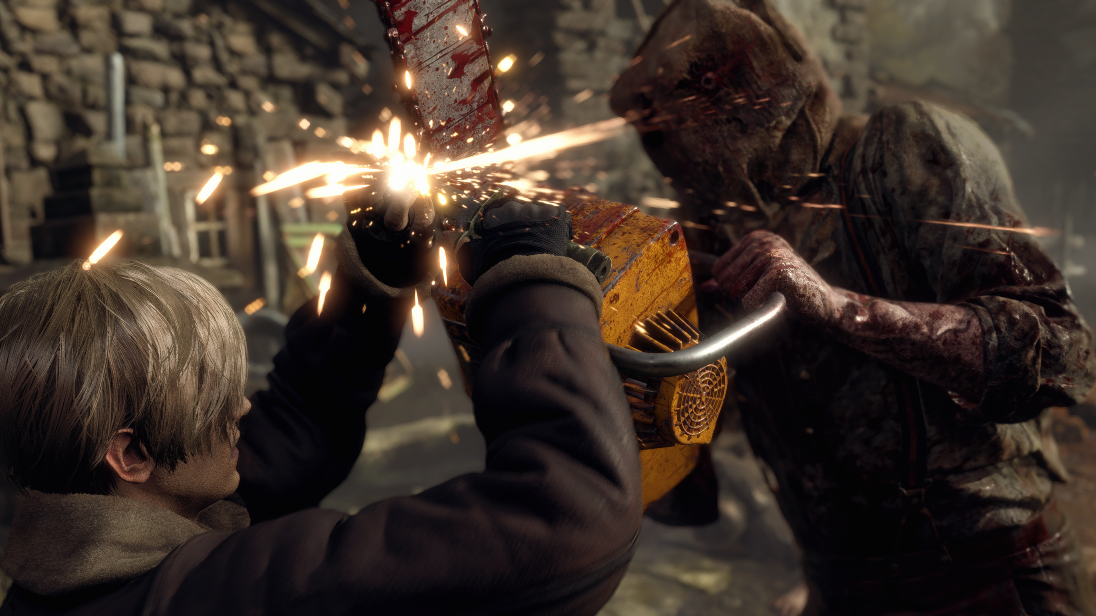 Recensione del remake di Resident Evil 4 - Leon parry un attacco da un nemico con una motosega