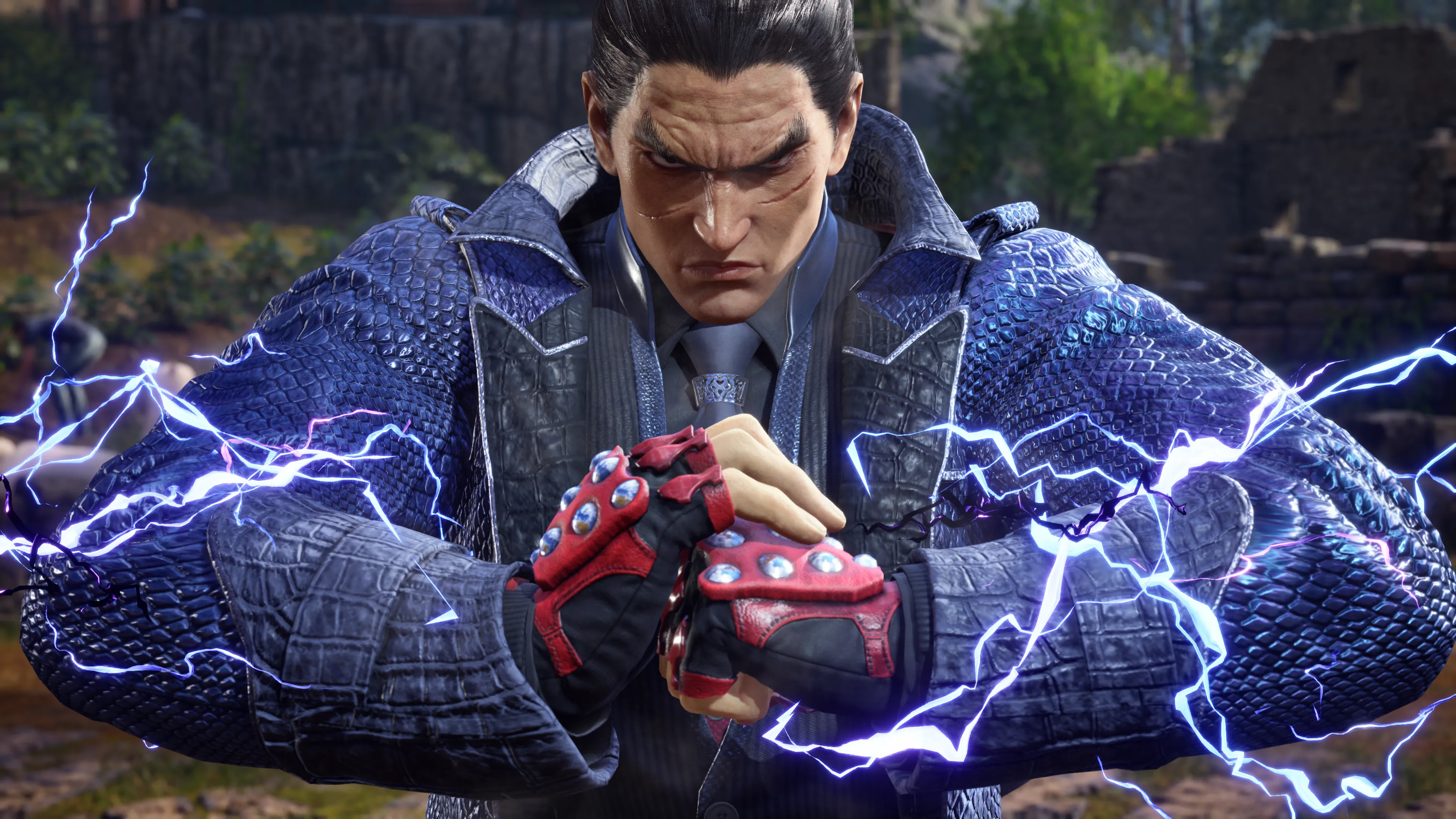 Kazuya Mishima générant des éclairs violets et bleus autour de ses poings dans Tekken 8