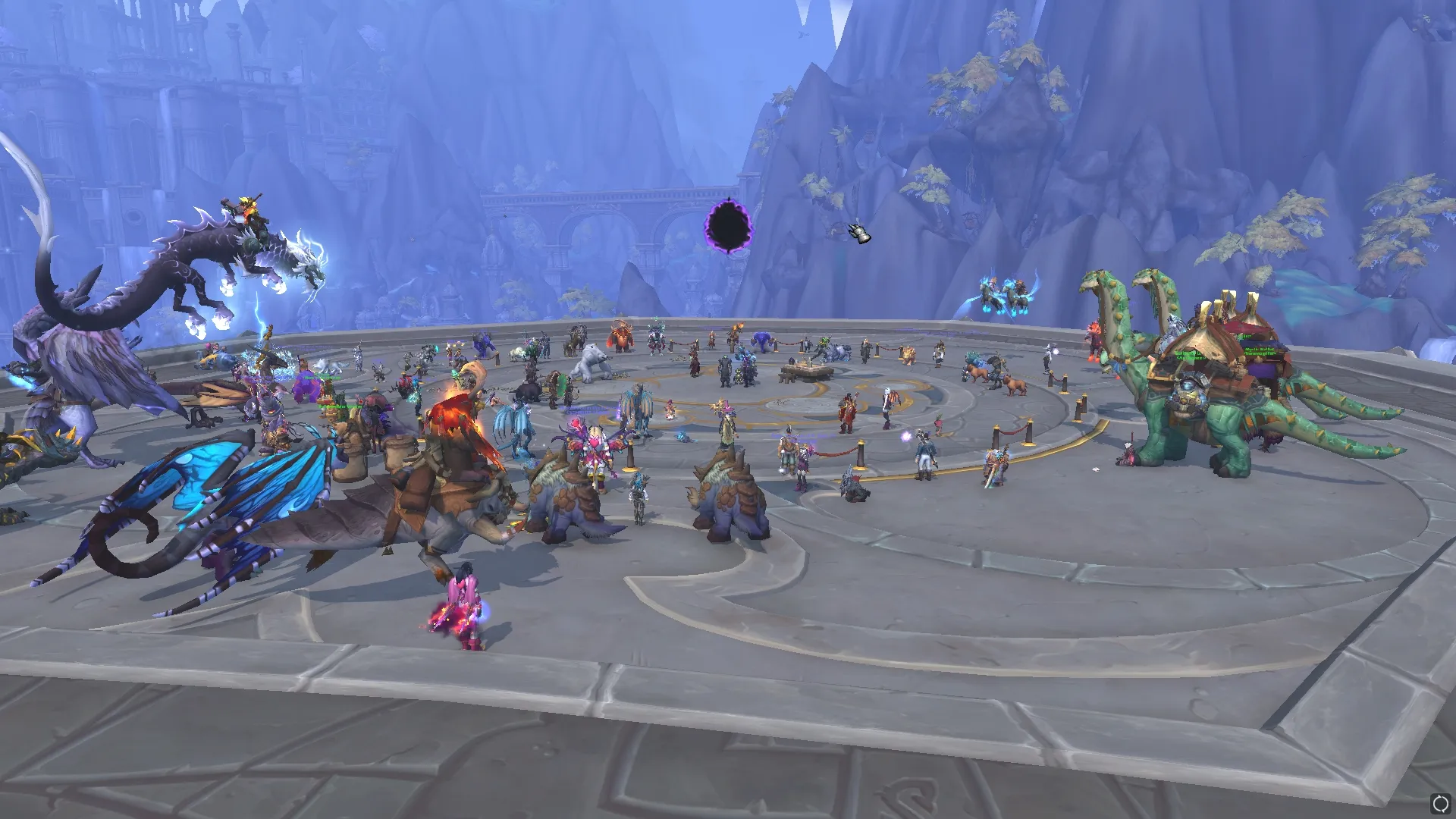 Les joueurs rassemblés autour d'un portail émergeant pour l'événement Hearthstone dans World of Warcraft.