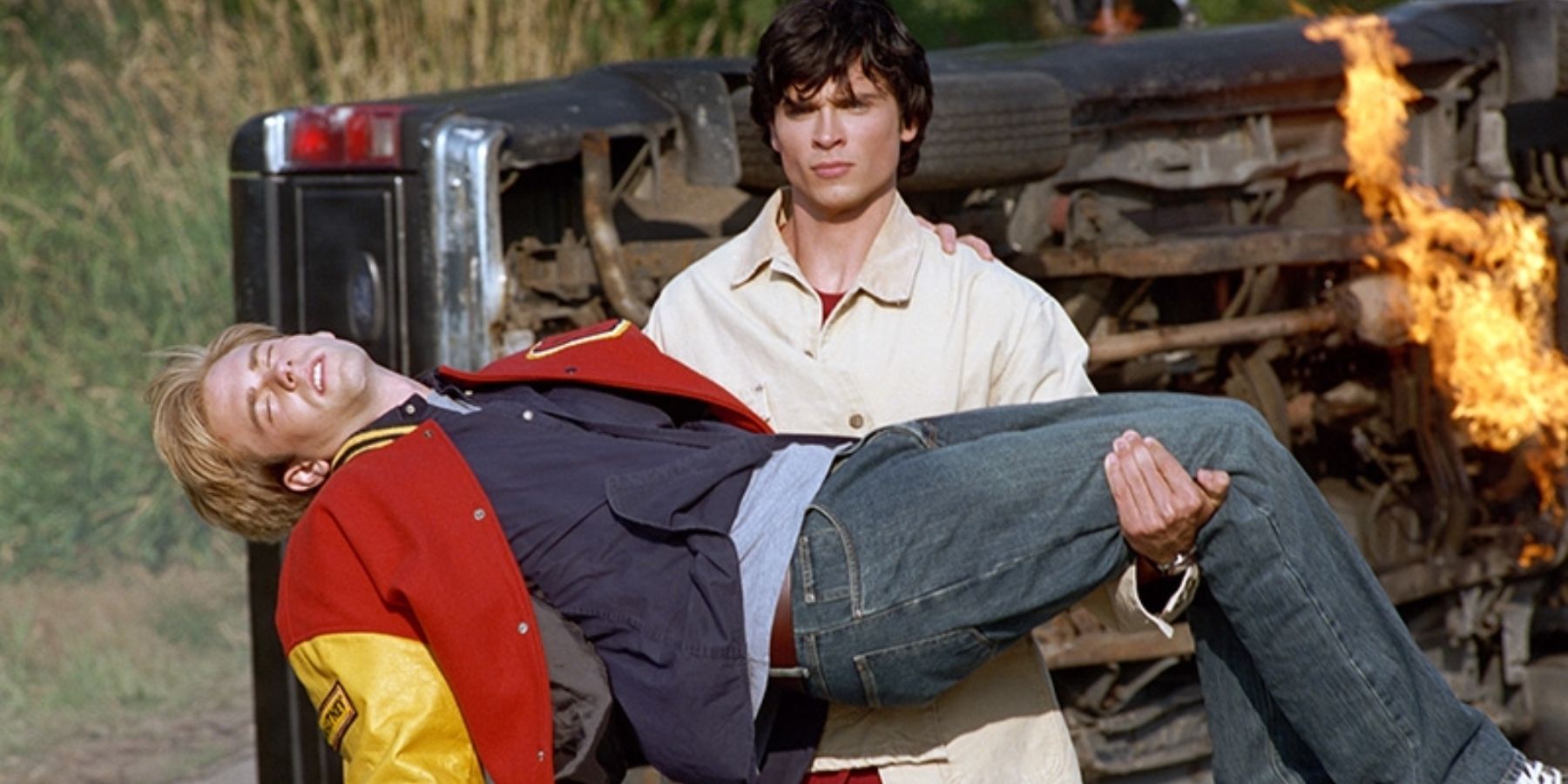 Clark Kent (Tom Welling) sosteniendo a un adolescente en Smallville