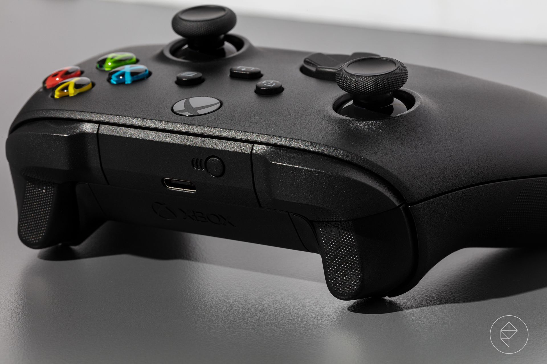 Console de jeu vidéo Xbox Series X photographiée sur un fond gris foncé