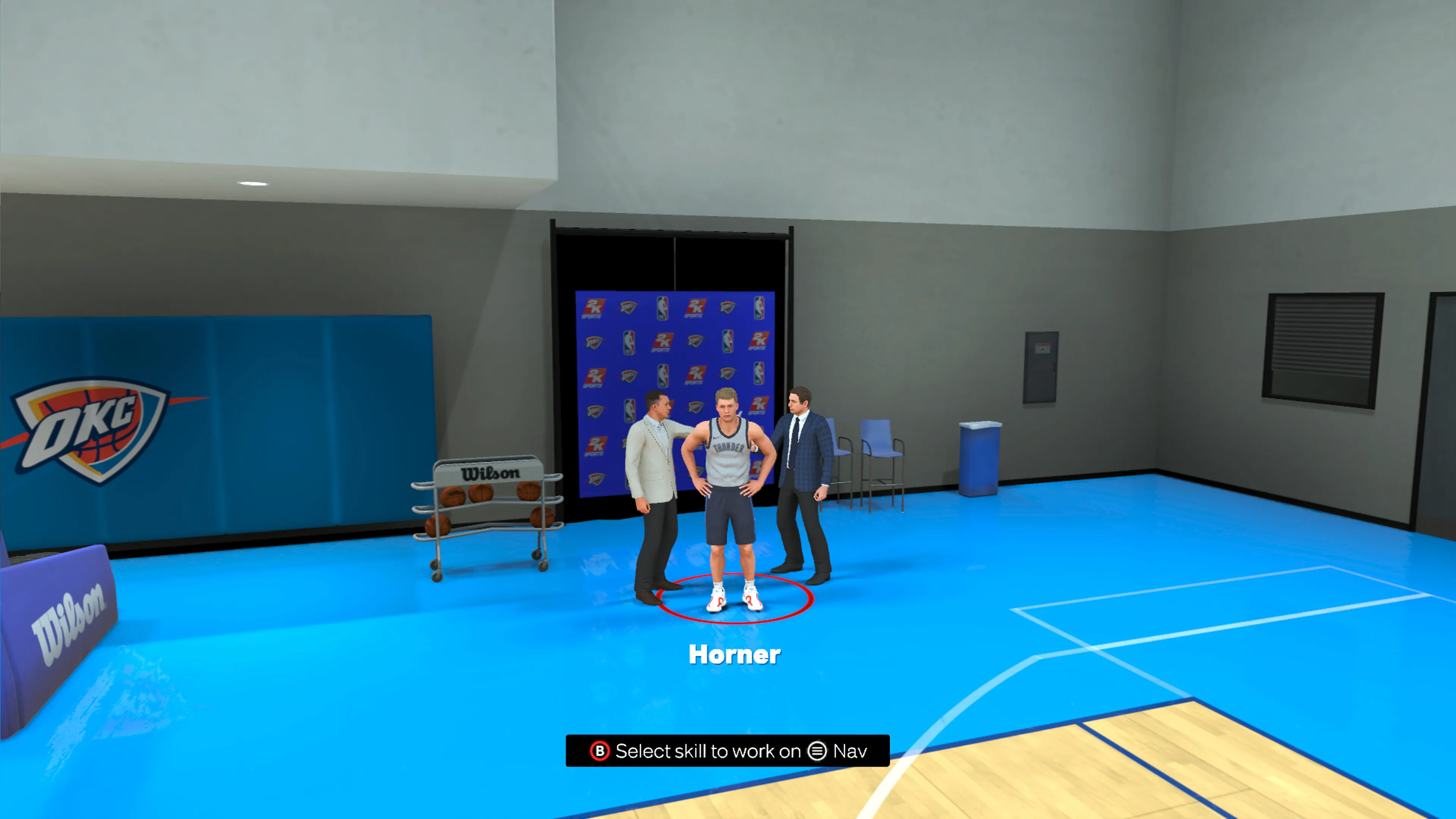 Una schermata di un MyPlayer personalizzato che partecipa a un'intervista ai Media durante la Squadra di Allenamento in NBA 2K24.