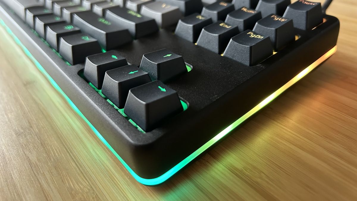 Drop CTRL V2键盘的一角，带有边缘的RGB灯带