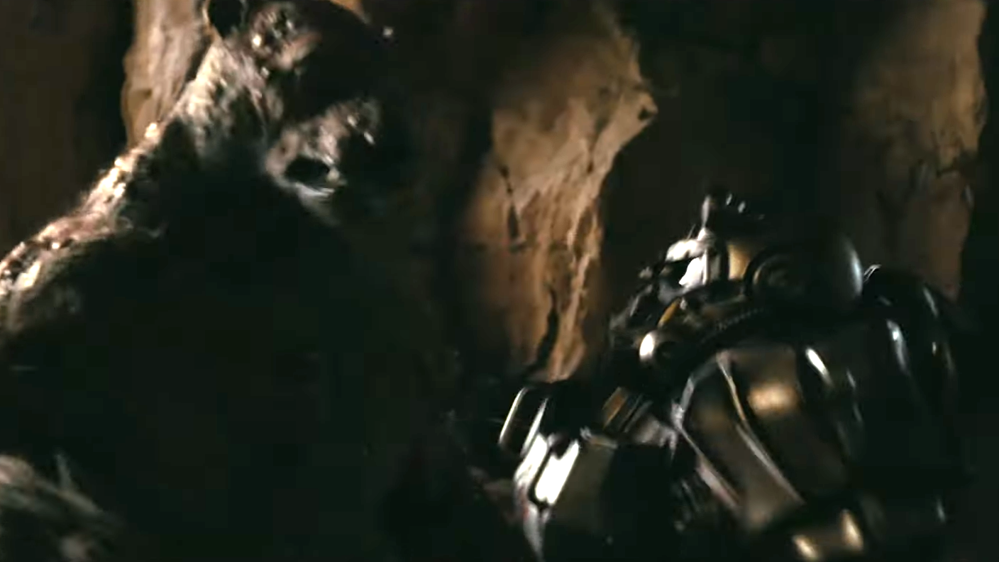 Una persona in power armor che combatte un yao guai nella serie TV di Fallout di Amazon