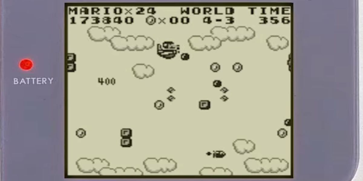 Mario che vola sulla nave che spara tra le nuvole in Super Mario Land su Game Boy