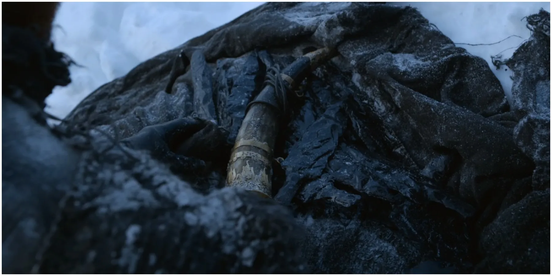 Старая военная труба и оружие из Драконьего стекла, найденные за стеной в «Игре Престолов».