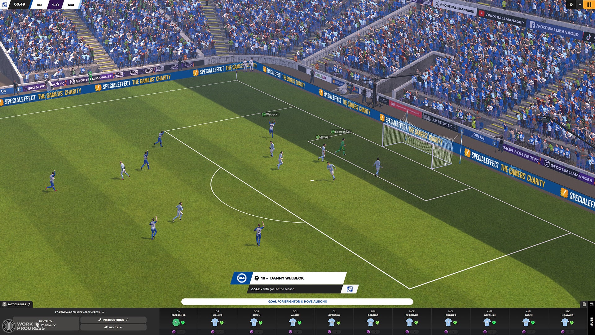 Capture d'écran officielle de FM24 du moteur de match montrant une équipe marquant un but devant une foule aux couleurs bleues et blanches.