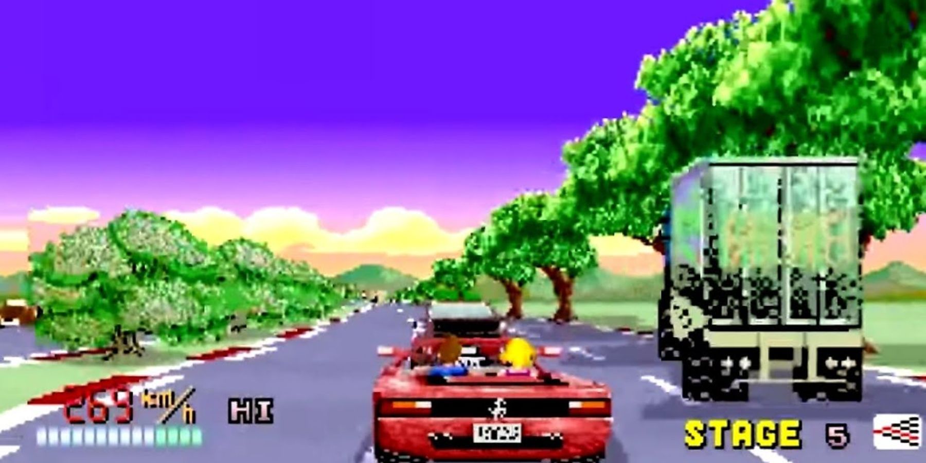玩家控制的汽车在奔驰中驶过道路