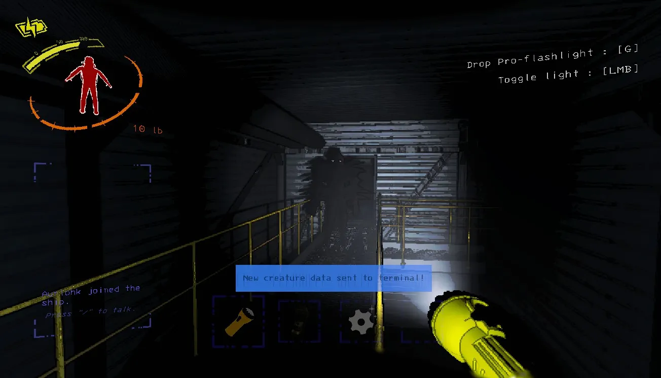 Персонаж игрока освещает фонариком Браккена, стоящего на решетчатой площадке в Lethal Company.