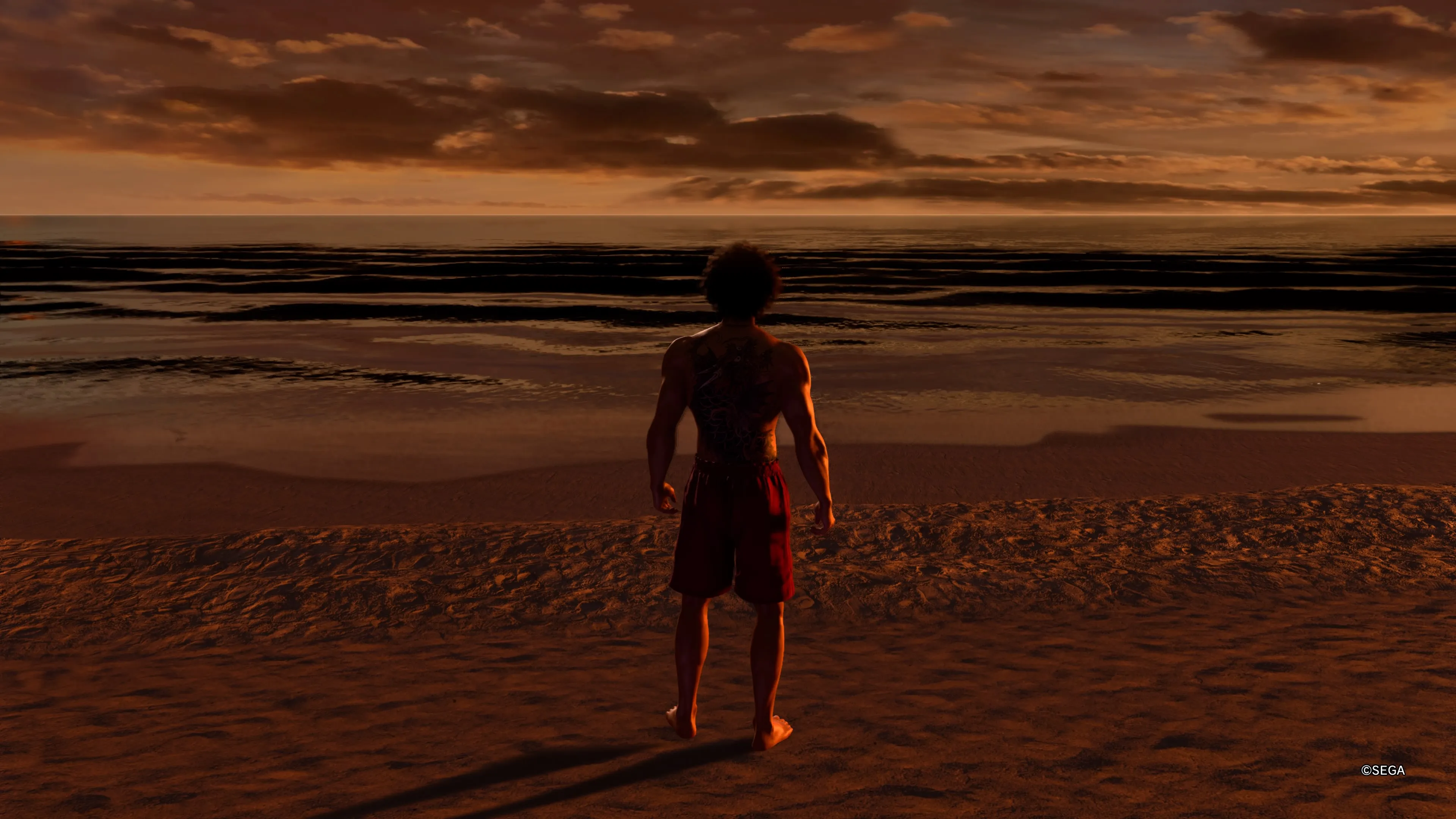 Kasuga in piedi sulla spiaggia al tramonto in Like a Dragon Infinite Wealth.