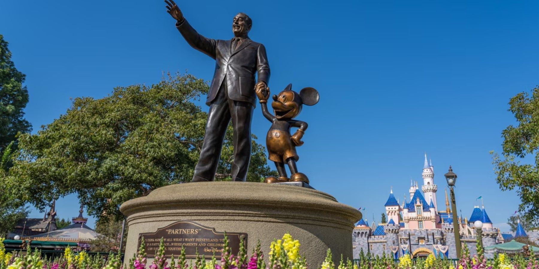 Statua di Walt Disney e Topolino