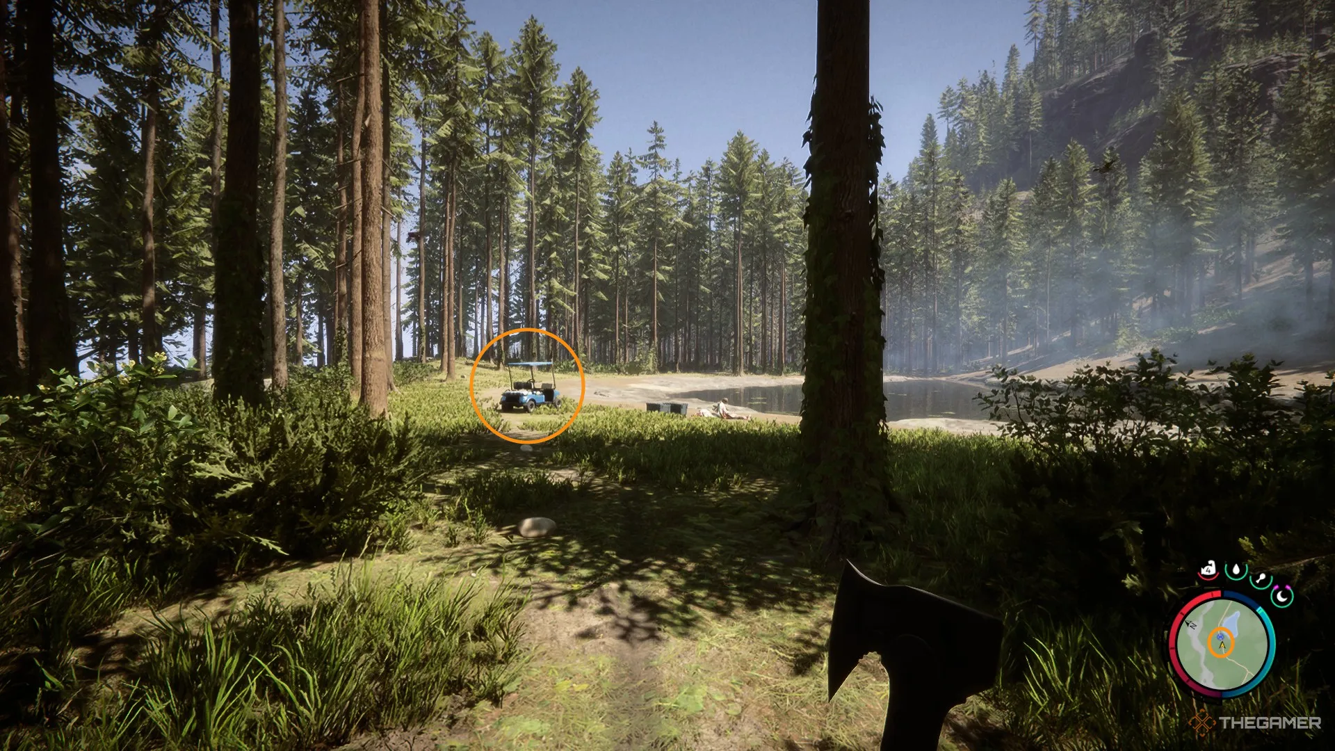 Uno screenshot da Sons of the Forest che mostra un golf cart vicino a uno stagno in una radura.