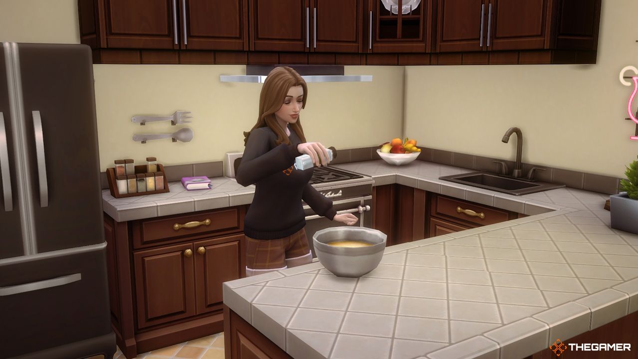 Un Sim cuisine un repas personnalisé avec le mod du Livre de Cuisine de Mamie