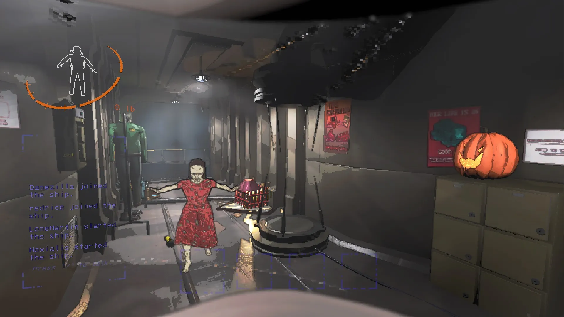 Fille fantôme attaquant un joueur dans le vaisseau dans Lethal Company