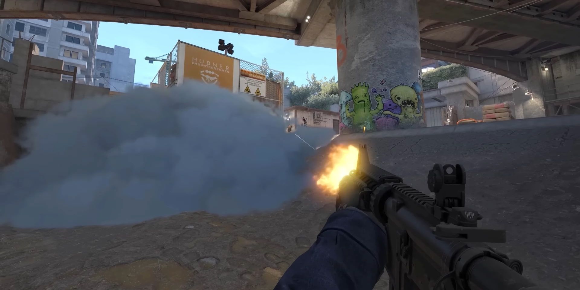 Counter-Strike 2 tirant dans la fumée