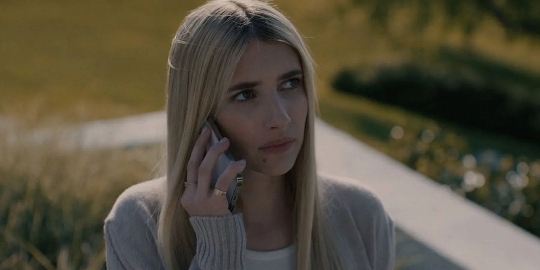 Emma Roberts en tant qu'Anna parlant au téléphone portable dans American Horror Story saison 12